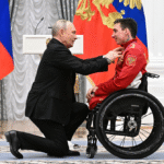 بوتين-يجثو-على-ركبته-لتكريم-البطل-البارالمبي-إيفان-غولوبكوف-بوسام.png